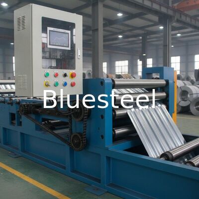 Machine de formage de rouleaux de toiture métallique à chaîne avec contrôle PLC et rouleaux en acier 45# pour la production de tôles de toiture à grande vitesse